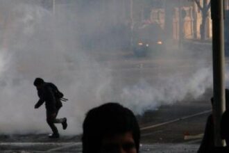 Fuerzas israelíes dispersan con gases lacrimógenos protesta de escolares palestinos en Cisjordania Fuerzas israelíes dispersaron con gases lacrimógenos una protesta de escolares palestinos en la aldea de Umm al-Khair, ubicada en el sur de Cisjordania reocupada, durante el primer día de clases tras 40 días de suspensión debido al conflicto. La manifestación se produjo en un contexto de tensión tras la interrupción prolongada de las actividades escolares por la guerra. El incidente ocurrió cuando menores y residentes realizaban una lección al aire libre frente a una valla de alambre de espino, instalada por colonos de Carmel, que bloqueaba el acceso al plantel educativo. La acción generó enfrentamientos con las fuerzas desplegadas en la zona, en medio de denuncias por restricciones al acceso a la educación. Más información en alodigitalrd.com. #Cisjordania #Israel #Palestina #Conflicto #DerechosHumanos #AloRD #AloDigitalRD #NoticiasRD