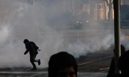 Fuerzas israelíes dispersan con gases lacrimógenos protesta de escolares palestinos en Cisjordania Fuerzas israelíes dispersaron con gases lacrimógenos una protesta de escolares palestinos en la aldea de Umm al-Khair, ubicada en el sur de Cisjordania reocupada, durante el primer día de clases tras 40 días de suspensión debido al conflicto. La manifestación se produjo en un contexto de tensión tras la interrupción prolongada de las actividades escolares por la guerra. El incidente ocurrió cuando menores y residentes realizaban una lección al aire libre frente a una valla de alambre de espino, instalada por colonos de Carmel, que bloqueaba el acceso al plantel educativo. La acción generó enfrentamientos con las fuerzas desplegadas en la zona, en medio de denuncias por restricciones al acceso a la educación. Más información en alodigitalrd.com. #Cisjordania #Israel #Palestina #Conflicto #DerechosHumanos #AloRD #AloDigitalRD #NoticiasRD