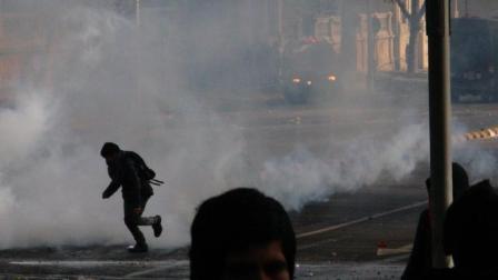 Fuerzas israelíes dispersan con gases lacrimógenos protesta de escolares palestinos en Cisjordania Fuerzas israelíes dispersaron con gases lacrimógenos una protesta de escolares palestinos en la aldea de Umm al-Khair, ubicada en el sur de Cisjordania reocupada, durante el primer día de clases tras 40 días de suspensión debido al conflicto. La manifestación se produjo en un contexto de tensión tras la interrupción prolongada de las actividades escolares por la guerra. El incidente ocurrió cuando menores y residentes realizaban una lección al aire libre frente a una valla de alambre de espino, instalada por colonos de Carmel, que bloqueaba el acceso al plantel educativo. La acción generó enfrentamientos con las fuerzas desplegadas en la zona, en medio de denuncias por restricciones al acceso a la educación. Más información en alodigitalrd.com. #Cisjordania #Israel #Palestina #Conflicto #DerechosHumanos #AloRD #AloDigitalRD #NoticiasRD