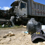 **Transportistas exigen acciones urgentes ante aumento de imprudencias viales** Representantes del sector transporte en República Dominicana advirtieron sobre la necesidad de tomar medidas inmediatas para frenar el manejo irresponsable en las vías, tras un editorial que evidenció el aumento de accidentes de tránsito en el país. Señalaron que las imprudencias no solo provienen de motociclistas, sino también de conductores de vehículos pesados, destacando que la falta de respeto a las normas, el exceso de velocidad y el consumo de alcohol continúan siendo factores determinantes en la alta tasa de siniestralidad. Asimismo, indicaron que la ausencia de un sistema efectivo de inspección técnica vehicular agrava la situación, permitiendo la circulación de unidades en mal estado. Coincidieron en que la problemática responde a la falta de educación vial y controles rigurosos, pese a que la Ley 63-17 contempla estos mecanismos. Ante esto, hicieron un llamado a tratar el tema como una emergencia nacional, promoviendo sanciones más estrictas y una acción conjunta entre autoridades, transportistas y ciudadanía. Más información en alodigitalrd.com. #TransitoRD #SeguridadVial #AccidentesRD #Ley6317 #EducacionVial #AloRD #AloDigitalRD #NoticiasRD