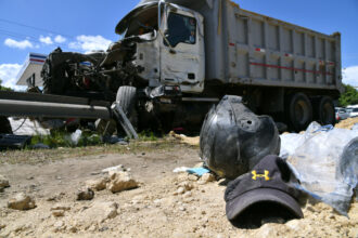 **Transportistas exigen acciones urgentes ante aumento de imprudencias viales** Representantes del sector transporte en República Dominicana advirtieron sobre la necesidad de tomar medidas inmediatas para frenar el manejo irresponsable en las vías, tras un editorial que evidenció el aumento de accidentes de tránsito en el país. Señalaron que las imprudencias no solo provienen de motociclistas, sino también de conductores de vehículos pesados, destacando que la falta de respeto a las normas, el exceso de velocidad y el consumo de alcohol continúan siendo factores determinantes en la alta tasa de siniestralidad. Asimismo, indicaron que la ausencia de un sistema efectivo de inspección técnica vehicular agrava la situación, permitiendo la circulación de unidades en mal estado. Coincidieron en que la problemática responde a la falta de educación vial y controles rigurosos, pese a que la Ley 63-17 contempla estos mecanismos. Ante esto, hicieron un llamado a tratar el tema como una emergencia nacional, promoviendo sanciones más estrictas y una acción conjunta entre autoridades, transportistas y ciudadanía. Más información en alodigitalrd.com. #TransitoRD #SeguridadVial #AccidentesRD #Ley6317 #EducacionVial #AloRD #AloDigitalRD #NoticiasRD