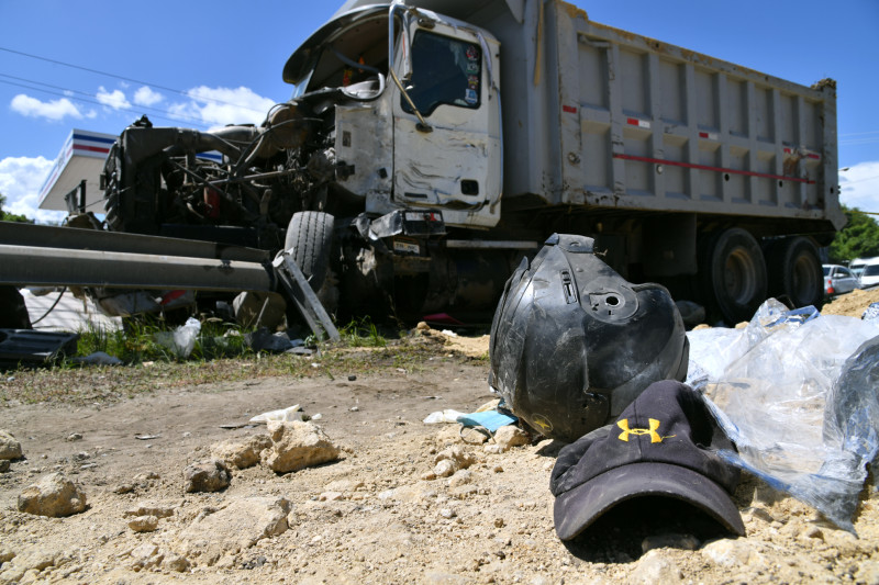 **Transportistas exigen acciones urgentes ante aumento de imprudencias viales** Representantes del sector transporte en República Dominicana advirtieron sobre la necesidad de tomar medidas inmediatas para frenar el manejo irresponsable en las vías, tras un editorial que evidenció el aumento de accidentes de tránsito en el país. Señalaron que las imprudencias no solo provienen de motociclistas, sino también de conductores de vehículos pesados, destacando que la falta de respeto a las normas, el exceso de velocidad y el consumo de alcohol continúan siendo factores determinantes en la alta tasa de siniestralidad. Asimismo, indicaron que la ausencia de un sistema efectivo de inspección técnica vehicular agrava la situación, permitiendo la circulación de unidades en mal estado. Coincidieron en que la problemática responde a la falta de educación vial y controles rigurosos, pese a que la Ley 63-17 contempla estos mecanismos. Ante esto, hicieron un llamado a tratar el tema como una emergencia nacional, promoviendo sanciones más estrictas y una acción conjunta entre autoridades, transportistas y ciudadanía. Más información en alodigitalrd.com. #TransitoRD #SeguridadVial #AccidentesRD #Ley6317 #EducacionVial #AloRD #AloDigitalRD #NoticiasRD