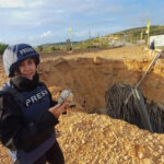 **Mueren dos personas, incluida periodista, en ataque israelí en Líbano** Al menos dos personas fallecieron en un bombardeo israelí contra un vehículo en la localidad de At Tiri, al sur del Líbano, pese a un alto el fuego vigente entre ese país e Israel. Las víctimas fueron identificadas como Ali Nabil Bazzi y Muhamad al Hourani, y posteriormente se confirmó la muerte de la periodista Amal Khalil. Otra reportera resultó herida y fue evacuada por equipos de emergencia, mientras que un vehículo de la Cruz Roja que participaba en el rescate también fue impactado por disparos. El presidente Joseph Aoun solicitó apoyo para proteger a los periodistas y facilitar el acceso a las víctimas, en coordinación con la Cruz Roja y la misión de paz FINUL. La zona del ataque ha sido escenario de enfrentamientos recientes, y autoridades libanesas reportaron más de 200 violaciones al acuerdo de tregua en pocos días, lo que evidencia la fragilidad del cese de hostilidades. Más información en alodigitalrd.com. #Líbano #Israel #Conflicto #Periodismo #Guerra #AloRD #AloDigitalRD #NoticiasRD