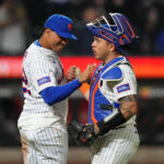 **Juan Soto regresa y Mets cortan racha histórica de derrotas** El dominicano Juan Soto volvió a la alineación de los New York Mets en la victoria 3-2 ante los Minnesota Twins, poniendo fin a una racha de 12 derrotas consecutivas, la más larga del equipo desde 2002. Soto, quien regresó tras una lesión en la pantorrilla, aportó con un hit en tres turnos y una base por bolas, contribuyendo a mejorar la ofensiva del equipo, que había sido una de las menos productivas durante la mala racha. El partido se definió en la octava entrada con un sencillo impulsador de Mark Vientos, en un encuentro marcado por la tensión y empates parciales. Aunque la victoria representa un alivio para los Mets, la salida por lesión de Francisco Lindor genera preocupación en el equipo. El relevista Luke Weaver aseguró el triunfo en la novena entrada, consolidando un resultado que marca un punto de inflexión en el inicio de temporada. Más información en alodigitalrd.com. #JuanSoto #MLB #Mets #Beisbol #DeportesRD #AloRD #AloDigitalRD #NoticiasRD