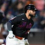 **Bichette impulsa victoria de los Mets con doble clave ante Minnesota** Bo Bichette conectó un doble con las bases llenas en la octava entrada que permitió a los Mets de Nueva York imponerse 10-8 sobre los Mellizos de Minnesota, logrando una victoria ajustada tras una racha de 12 derrotas. El batazo rompió el empate y dio ventaja definitiva en un partido que tuvo múltiples cambios de marcador y tensión hasta el final. El encuentro estuvo marcado por errores en el bullpen y una reacción ofensiva de Minnesota, incluyendo un grand slam, pero los Mets lograron sostenerse. También destacó la ausencia de Francisco Lindor por lesión y el regreso de Juan Soto, quien no conectó hits pero negoció dos boletos. La victoria representa un respiro para el equipo en medio de una temporada complicada. Más información en alodigitalrd.com. #MLB #Mets #Béisbol #Deportes #BoBichette #AloRD #AloDigitalRD #NoticiasRD