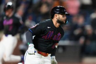**Bichette impulsa victoria de los Mets con doble clave ante Minnesota** Bo Bichette conectó un doble con las bases llenas en la octava entrada que permitió a los Mets de Nueva York imponerse 10-8 sobre los Mellizos de Minnesota, logrando una victoria ajustada tras una racha de 12 derrotas. El batazo rompió el empate y dio ventaja definitiva en un partido que tuvo múltiples cambios de marcador y tensión hasta el final. El encuentro estuvo marcado por errores en el bullpen y una reacción ofensiva de Minnesota, incluyendo un grand slam, pero los Mets lograron sostenerse. También destacó la ausencia de Francisco Lindor por lesión y el regreso de Juan Soto, quien no conectó hits pero negoció dos boletos. La victoria representa un respiro para el equipo en medio de una temporada complicada. Más información en alodigitalrd.com. #MLB #Mets #Béisbol #Deportes #BoBichette #AloRD #AloDigitalRD #NoticiasRD