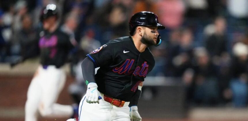 **Bichette impulsa victoria de los Mets con doble clave ante Minnesota** Bo Bichette conectó un doble con las bases llenas en la octava entrada que permitió a los Mets de Nueva York imponerse 10-8 sobre los Mellizos de Minnesota, logrando una victoria ajustada tras una racha de 12 derrotas. El batazo rompió el empate y dio ventaja definitiva en un partido que tuvo múltiples cambios de marcador y tensión hasta el final. El encuentro estuvo marcado por errores en el bullpen y una reacción ofensiva de Minnesota, incluyendo un grand slam, pero los Mets lograron sostenerse. También destacó la ausencia de Francisco Lindor por lesión y el regreso de Juan Soto, quien no conectó hits pero negoció dos boletos. La victoria representa un respiro para el equipo en medio de una temporada complicada. Más información en alodigitalrd.com. #MLB #Mets #Béisbol #Deportes #BoBichette #AloRD #AloDigitalRD #NoticiasRD