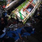 **Atentado con bomba en Colombia deja 20 muertos y decenas de heridos** Un atentado con bomba ocurrido en el departamento del Cauca, en Colombia, dejó al menos 20 personas fallecidas y 36 heridas, según autoridades locales. La explosión se produjo en una carretera del suroeste del país, impactando varios vehículos y generando una escena de gran destrucción, con cuerpos en la vía y un cráter visible en el lugar. El ataque ha sido atribuido a disidencias de las FARC que no se acogieron al acuerdo de paz de 2016. El presidente Gustavo Petro calificó a los responsables como terroristas y ordenó reforzar las operaciones de seguridad. El hecho ocurre en un contexto de aumento de la violencia previo a las elecciones presidenciales, con múltiples ataques recientes en la región. Más información en alodigitalrd.com. #AloRD #AloDigitalRD #NoticiasRD #Colombia #Atentado #Violencia #FARC #Internacionales #Seguridad