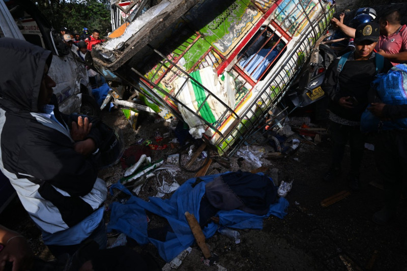 **Atentado con bomba en Colombia deja 20 muertos y decenas de heridos** Un atentado con bomba ocurrido en el departamento del Cauca, en Colombia, dejó al menos 20 personas fallecidas y 36 heridas, según autoridades locales. La explosión se produjo en una carretera del suroeste del país, impactando varios vehículos y generando una escena de gran destrucción, con cuerpos en la vía y un cráter visible en el lugar. El ataque ha sido atribuido a disidencias de las FARC que no se acogieron al acuerdo de paz de 2016. El presidente Gustavo Petro calificó a los responsables como terroristas y ordenó reforzar las operaciones de seguridad. El hecho ocurre en un contexto de aumento de la violencia previo a las elecciones presidenciales, con múltiples ataques recientes en la región. Más información en alodigitalrd.com. #AloRD #AloDigitalRD #NoticiasRD #Colombia #Atentado #Violencia #FARC #Internacionales #Seguridad