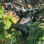 **Accidente de escolta presidencial deja tres heridos en Puerto Plata** Un accidente de tránsito involucró a miembros de la avanzada del presidente Luis Abinader la mañana de este lunes en el tramo carretero Maimón–Puerto Plata, cuando se dirigían a una actividad oficial. El incidente dejó como resultado dos agentes del Cuerpo de Seguridad Presidencial (CUSEP) y un ciudadano heridos, quienes fueron trasladados a centros de salud cercanos con diversos traumas para recibir atención médica. Según informaciones oficiales, el mandatario no se encontraba en la caravana al momento del suceso. Imágenes difundidas muestran los vehículos involucrados volcados a un lado de la vía. A pesar del incidente, se confirmó que el presidente encabezaría más tarde la inauguración de la Plaza Sosúa en la provincia de Puerto Plata. Más información en alodigitalrd.com. #LuisAbinader #PuertoPlata #Accidente #CUSEP #NoticiasRD #AloRD #AloDigitalRD #NoticiasRD