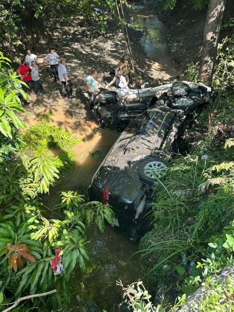 **Accidente de escolta presidencial deja tres heridos en Puerto Plata** Un accidente de tránsito involucró a miembros de la avanzada del presidente Luis Abinader la mañana de este lunes en el tramo carretero Maimón–Puerto Plata, cuando se dirigían a una actividad oficial. El incidente dejó como resultado dos agentes del Cuerpo de Seguridad Presidencial (CUSEP) y un ciudadano heridos, quienes fueron trasladados a centros de salud cercanos con diversos traumas para recibir atención médica. Según informaciones oficiales, el mandatario no se encontraba en la caravana al momento del suceso. Imágenes difundidas muestran los vehículos involucrados volcados a un lado de la vía. A pesar del incidente, se confirmó que el presidente encabezaría más tarde la inauguración de la Plaza Sosúa en la provincia de Puerto Plata. Más información en alodigitalrd.com. #LuisAbinader #PuertoPlata #Accidente #CUSEP #NoticiasRD #AloRD #AloDigitalRD #NoticiasRD
