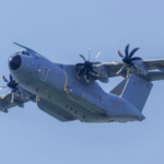 **Aeronave belga atacada a tiros en misión hacia Haití aterrizó en República Dominicana** Una aeronave militar de Bélgica fue atacada a tiros mientras transportaba 80 soldados en una misión vinculada a la Organización de las Naciones Unidas hacia Haití. De acuerdo con informaciones oficiales compartidas por Theo Francken, el avión logró aterrizar de forma segura y la tripulación resultó ilesa, pese al ataque ocurrido antes de su llegada a Puerto Príncipe. Según medios internacionales, la aeronave partió desde Chad, hizo escala en República Dominicana y posteriormente continuó hacia la capital haitiana. Tras completar la misión, regresó al Aeropuerto Internacional de Las Américas, donde una inspección reveló impactos de bala en la estructura. Luego de reparaciones provisionales, el avión retornó a su base en Europa, mientras las autoridades dominicanas no han ofrecido detalles adicionales sobre el incidente. Más información en alodigitalrd.com. #Haití #Bélgica #ONU #Seguridad #Aeronave #NoticiasRD #AloRD #AloDigitalRD #NoticiasRD