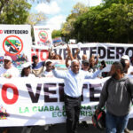 **Comunitarios de La Cuaba protestan frente al Palacio Nacional contra instalación de relleno sanitario** Residentes del distrito municipal La Cuaba realizaron una protesta frente al Palacio Nacional en rechazo a la posible instalación de un relleno sanitario en su comunidad. Los manifestantes aseguran que el proyecto representaría un grave impacto ambiental, económico y social, al afectar fuentes acuíferas, la fauna y la flora de la zona. Durante la manifestación, el vocero del movimiento “No Vertedero La Cuaba”, Fabio Correa, pidió al presidente Luis Abinader la paralización del proyecto, alegando que la comunidad depende del ecoturismo como principal actividad económica. Los comunitarios también denunciaron supuestos intentos de intimidación por parte de personas vinculadas a la empresa responsable de la obra y reiteraron que mantendrán su oposición hasta lograr su cancelación. Más información en alodigitalrd.com. #LaCuaba #RellenoSanitario #Protesta #MedioAmbiente #Comunitarios #AloRD #AloDigitalRD #NoticiasRD