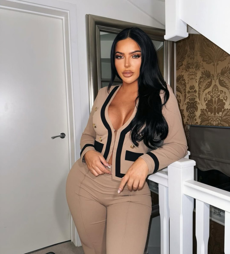 **Muere influencer Klaudia Zakrzewsk tras ser atropellada en incidente vial** La influencer y modelo Klaudia Zakrzewsk, conocida en redes sociales como Klaudia Glam, falleció luego de permanecer una semana en estado crítico tras ser atropellada el pasado 19 de abril. De acuerdo con las autoridades, el hecho involucró a Gabrielle Carrington, quien conducía un vehículo que impactó a la creadora de contenido tras un altercado previo entre ambas. El incidente, que quedó captado en video, también dejó a otras personas heridas, incluyendo a un hombre de 58 años con lesiones graves y a una mujer identificada como Latisha Armstrong con heridas leves. La Policía Metropolitana confirmó el fallecimiento y expresó condolencias a los familiares de la víctima, mientras continúan las investigaciones sobre lo ocurrido. Más información en alodigitalrd.com. #KlaudiaGlam #Influencer #Accidente #Farándula #NoticiasRD #AloRD #AloDigitalRD #NoticiasRD