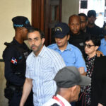 **Defensa de Antonio Espaillat denuncia trabas del Ministerio Público en peritaje del caso Jet Set** La defensa del empresario Antonio Espaillat y de la empresa Inversiones EY L, S.R.L. denunció ante el Primer Juzgado de la Instrucción del Distrito Nacional una serie de obstáculos atribuidos al Ministerio Público que, según alegan, han paralizado los trabajos periciales relacionados con el colapso de la discoteca Jet Set. Los abogados Miguel Valerio, Ramón Emilio Núñez y Carlos Alberto Polanco sostienen que estas limitaciones afectan el avance de la investigación técnica del caso. Entre los señalamientos figura la retención de un dron por parte de la Dirección General de Aduanas, equipo considerado esencial para los levantamientos estructurales, así como la falta de respuesta a solicitudes de acceso a materiales trasladados a Santiago. Además, la defensa advierte sobre riesgos en el área de trabajo por escombros inestables y solicita autorización para reforzar la seguridad del perímetro y permitir el uso de equipos pesados para estabilizar la zona del siniestro. Más información en alodigitalrd.com. #JetSet #AntonioEspaillat #MinisterioPublico #JusticiaRD #Peritaje #AloRD #AloDigitalRD #NoticiasRD