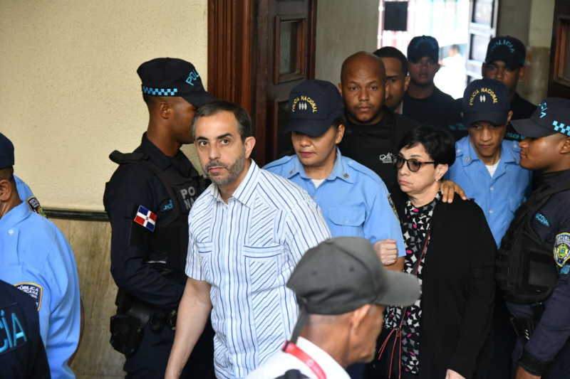 **Defensa de Antonio Espaillat denuncia trabas del Ministerio Público en peritaje del caso Jet Set** La defensa del empresario Antonio Espaillat y de la empresa Inversiones EY L, S.R.L. denunció ante el Primer Juzgado de la Instrucción del Distrito Nacional una serie de obstáculos atribuidos al Ministerio Público que, según alegan, han paralizado los trabajos periciales relacionados con el colapso de la discoteca Jet Set. Los abogados Miguel Valerio, Ramón Emilio Núñez y Carlos Alberto Polanco sostienen que estas limitaciones afectan el avance de la investigación técnica del caso. Entre los señalamientos figura la retención de un dron por parte de la Dirección General de Aduanas, equipo considerado esencial para los levantamientos estructurales, así como la falta de respuesta a solicitudes de acceso a materiales trasladados a Santiago. Además, la defensa advierte sobre riesgos en el área de trabajo por escombros inestables y solicita autorización para reforzar la seguridad del perímetro y permitir el uso de equipos pesados para estabilizar la zona del siniestro. Más información en alodigitalrd.com. #JetSet #AntonioEspaillat #MinisterioPublico #JusticiaRD #Peritaje #AloRD #AloDigitalRD #NoticiasRD