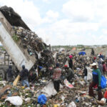 Comisión de Duquesa niega que carne y medicamentos incautados provengan del vertedero La Comisión por el Desarrollo del Relleno Sanitario de Duquesa aseguró que la carne en mal estado y los medicamentos falsificados incautados durante un reciente allanamiento policial no provienen del vertedero. El comisionado del Ministerio de Medio Ambiente, César Norberto Martínez, explicó que en el entorno existen negocios externos al perímetro de Duquesa que manejan productos desechados, pero que no están vinculados directamente con el relleno sanitario. Las autoridades indicaron que los productos fueron encontrados en el sector Los Casabes, en Santo Domingo Norte, tras denuncias comunitarias sobre su circulación. Mientras tanto, representantes municipales señalaron que los buzos suelen recuperar materiales reutilizables como plástico y metal dentro del vertedero, aunque el gobierno mantiene un plan de transformación del área con una inversión de 110 millones de dólares para su cierre técnico y futura reconversión en espacio recreativo. Más información en alodigitalrd.com. #Duquesa #SantoDomingoNorte #MedioAmbiente #SaludPublica #Incautaciones #AloRD #AloDigitalRD #NoticiasRD