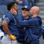 **Junior Caminero queda día a día tras golpe en la mandíbula** El tercera base dominicano Junior Caminero, de los Rays de Tampa Bay, fue colocado en condición de día a día luego de sufrir una contusión en la mandíbula durante el partido del martes por la noche frente a Cleveland. La lesión ocurrió en la primera entrada cuando conectó de foul un cutter del lanzador Tanner Bibee; la pelota rebotó en el plato y terminó impactándolo en la parte derecha de la mandíbula, provocando que cayera al suelo y permaneciera varios minutos siendo atendido por el personal médico del equipo. Aunque fue evaluado inmediatamente en el terreno y permaneció para completar su turno al bate, donde conectó un rodado para out, posteriormente fue sustituido por Ben Williamson. Caminero, de 22 años, lidera actualmente a los Rays con ocho cuadrangulares y venía en gran momento ofensivo, tras haber conectado de hit en 12 de sus últimos 14 juegos. El equipo mantiene observación sobre su evolución para determinar cuándo podrá regresar completamente a la alineación. Más información en alodigitalrd.com. #JuniorCaminero #MLB #TampaBayRays #BeisbolDominicano #GrandesLigas #Lesion #AloRD #AloDigitalRD #NoticiasRD