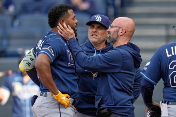 **Junior Caminero queda día a día tras golpe en la mandíbula** El tercera base dominicano Junior Caminero, de los Rays de Tampa Bay, fue colocado en condición de día a día luego de sufrir una contusión en la mandíbula durante el partido del martes por la noche frente a Cleveland. La lesión ocurrió en la primera entrada cuando conectó de foul un cutter del lanzador Tanner Bibee; la pelota rebotó en el plato y terminó impactándolo en la parte derecha de la mandíbula, provocando que cayera al suelo y permaneciera varios minutos siendo atendido por el personal médico del equipo. Aunque fue evaluado inmediatamente en el terreno y permaneció para completar su turno al bate, donde conectó un rodado para out, posteriormente fue sustituido por Ben Williamson. Caminero, de 22 años, lidera actualmente a los Rays con ocho cuadrangulares y venía en gran momento ofensivo, tras haber conectado de hit en 12 de sus últimos 14 juegos. El equipo mantiene observación sobre su evolución para determinar cuándo podrá regresar completamente a la alineación. Más información en alodigitalrd.com. #JuniorCaminero #MLB #TampaBayRays #BeisbolDominicano #GrandesLigas #Lesion #AloRD #AloDigitalRD #NoticiasRD