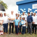 INABIE y la FAO inauguran cocinas, huertos escolares y sistemas de agua en Monte Plata para fortalecer el Programa de Alimentación Escolar Las infraestructuras benefician a 3,234 miembros de la comunidad educativa de esa provincia Monte Plata. – El Instituto Nacional de Bienestar Estudiantil (INABIE) y la Organización de las Naciones Unidas para la Alimentación y la Agricultura (FAO) inauguraron ocho cocinas escolares, ocho huertos pedagógicos y dos Sistemas de Captación y Aprovechamiento de Agua de Lluvia (SCALL) en centros educativos de Monte Plata, como parte de las acciones orientadas a fortalecer el Programa de Alimentación Escolar (PAE) y promover entornos escolares más saludables y sostenibles. Las infraestructuras fueron desarrolladas en el marco del proyecto “Entorno escolar saludable a través de estrategias innovadoras para el fortalecimiento del Programa de Alimentación Escolar (PAE)”, ejecutado por el INABIE con la asistencia técnica de la FAO. Durante la actividad, el director ejecutivo del INABIE, Adolfo Pérez, resaltó el impacto directo de estas acciones en la vida de los estudiantes y el compromiso institucional con resultados concretos. “Seguimos dando pasos firmes y decididos para mejorar la alimentación escolar en nuestro país. Esto es parte de un compromiso de trabajar con acciones concretas y resultados tangibles que benefician a nuestros estudiantes. Si un estudiante está bien alimentado, con buena salud y en un entorno adecuado, tendrá mejores oportunidades de aprendizaje y de futuro”, expresó. De su lado, el representante de la FAO en la República Dominicana, Rodrigo Castañeda, valoró estas intervenciones como un avance significativo en materia de seguridad alimentaria. “Esto es seguridad alimentaria. Tener una cocina digna, acceso al agua y producción a través de huertos escolares permite garantizar alimentos saludables para los estudiantes. Una comunidad sin agua no puede ser saludable, y por eso estas acciones representan un salto en la calidad de vida y el bienestar de las comunidades”, afirmó. Estas acciones corresponden a la segunda inauguración de este tipo de obras durante la actual gestión del INABIE, tras una primera intervención realizada en San Juan, donde se entregaron seis cocinas y seis huertos escolares. Bienestar para comunidad educativa Con las intervenciones en Monte Plata se beneficia directamente a 3,234 miembros de la comunidad educativa, entre estudiantes y docentes, quienes ahora cuentan con mejores condiciones para la preparación de los alimentos, la higiene, el acceso al agua y el fortalecimiento de los procesos educativos vinculados a la nutrición. En total, fueron inauguradas ocho cocinas escolares en igual número de centros educativos: Politécnico José de la Luz Guillén, Mata Limón, Portal de Belén, Politécnico Ciudad del Conocimiento, Josefa Roselló, Escuela Gregorio Luperón, Eugenio María de Hostos (Los Limones) y José Vásquez Jiménez (El Corozo). Las cocinas intervenidas fueron sometidas a un proceso de readecuación integral que incluyó trabajos de demolición, reconstrucción y mejoras en ventilación, iluminación, sistemas eléctricos y de plomería, así como la habilitación de áreas de cocción, fregaderos, almacenes y espacios para el manejo de frutas. Con estas mejoras, espacios que anteriormente presentaban limitaciones estructurales y operativas fueron transformados en áreas seguras, dignas y funcionales para la preparación de los alimentos escolares, garantizando mejores condiciones de higiene, inocuidad y eficiencia en la ejecución del PAE. Como parte complementaria del proyecto, fueron inaugurados dos Sistemas de Captación y Aprovechamiento de Agua de Lluvia (SCALL) en el Centro Educativo Morayma Veloz y la Escuela Eugenio María de Hostos, una solución sostenible que permite recolectar y utilizar agua pluvial para actividades como la preparación de alimentos, la higiene y la limpieza en los centros educativos. Este sistema contribuye además a mejorar la disponibilidad de agua en las escuelas, reducir costos asociados a su adquisición y fortalecer las condiciones sanitarias del entorno escolar. Asimismo, el proyecto incluyó la instalación de huertos escolares pedagógicos bajo modalidad de casa sombra, concebidos como espacios educativos que permiten a los estudiantes aprender sobre producción de alimentos, nutrición, sostenibilidad y cuidado del medio ambiente. De igual manera, se fortalecieron los Comités de Alimentación y Nutrición Escolar (CANE) en 88 centros educativos de la regional, con el objetivo de garantizar la sostenibilidad de las acciones vinculadas a la educación alimentaria y nutricional dentro de las comunidades educativas. En esta iniciativa participaron y brindaron apoyo diversas instituciones, entre ellas el Ministerio de Educación (MINERD), el Ministerio de Salud Pública, el Ministerio de Agricultura, la Cámara de Diputados, la Dirección General de Contrataciones Públicas (DGCP), el programa Supérate, el Programa de las Naciones Unidas para el Desarrollo (PNUD), el Instituto de Nutrición de Centro América y Panamá (INCAP) y el Centro de Investigación y Promoción Social (CIPROS). A la actividad asistieron el viceministro del Ministerio de la Presidencia, Luis Madera; el viceministro del Ministerio de Salud Pública y Asistencia Social, Eladio Pérez; el diputado de la provincia Monte Plata, Román de Jesús Vargas; y el director de Infraestructura del Ministerio de Educación (MINERD), Carlos Martínez. Por el INABIE, acompañaron al director ejecutivo los subdirectores Luis Jiménez, Melvin Ramírez y Luis Valdez; el director de Salud y Nutrición, Luis Lizardo; el coordinador del Programa de Apoyo Escolar, Santos Gervasio; y la encargada de Nutrición, Yomaira Tejeda. Y por la FAO, participaron Mariella Ortega, especialista en Seguridad Alimentaria y Nutrición; Wilmel Terrero, especialista en seguimiento y monitoreo; Edgar Reyes, especialista en estandarización de procesos; y Patricia Jiménez, encargada de alianzas. Asimismo, estuvieron presentes Anthony Franco, en representación del Ministerio de Industria, Comercio y MIPYMES; Buenaventura de la Cruz, director regional de Educación 17; Fermín Cleto, coordinador del Centro Educativo Mata Limón; Dante Sánchez, en representación de la Secretaría Técnica para la Soberanía y Seguridad Alimentaria y Nutricional (SETESSAN); directores distritales, representantes de la comunidad educativa y estudiantes. Con estas iniciativas, el INABIE reafirma su compromiso de continuar fortaleciendo el Programa de Alimentación Escolar, mediante mejoras en infraestructura, acceso al agua, educación nutricional y participación comunitaria, contribuyendo así al bienestar y desarrollo integral de los estudiantes del sistema educativo público dominicano.