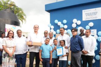 INABIE y la FAO inauguran cocinas, huertos escolares y sistemas de agua en Monte Plata para fortalecer el Programa de Alimentación Escolar Las infraestructuras benefician a 3,234 miembros de la comunidad educativa de esa provincia Monte Plata. – El Instituto Nacional de Bienestar Estudiantil (INABIE) y la Organización de las Naciones Unidas para la Alimentación y la Agricultura (FAO) inauguraron ocho cocinas escolares, ocho huertos pedagógicos y dos Sistemas de Captación y Aprovechamiento de Agua de Lluvia (SCALL) en centros educativos de Monte Plata, como parte de las acciones orientadas a fortalecer el Programa de Alimentación Escolar (PAE) y promover entornos escolares más saludables y sostenibles. Las infraestructuras fueron desarrolladas en el marco del proyecto “Entorno escolar saludable a través de estrategias innovadoras para el fortalecimiento del Programa de Alimentación Escolar (PAE)”, ejecutado por el INABIE con la asistencia técnica de la FAO. Durante la actividad, el director ejecutivo del INABIE, Adolfo Pérez, resaltó el impacto directo de estas acciones en la vida de los estudiantes y el compromiso institucional con resultados concretos. “Seguimos dando pasos firmes y decididos para mejorar la alimentación escolar en nuestro país. Esto es parte de un compromiso de trabajar con acciones concretas y resultados tangibles que benefician a nuestros estudiantes. Si un estudiante está bien alimentado, con buena salud y en un entorno adecuado, tendrá mejores oportunidades de aprendizaje y de futuro”, expresó. De su lado, el representante de la FAO en la República Dominicana, Rodrigo Castañeda, valoró estas intervenciones como un avance significativo en materia de seguridad alimentaria. “Esto es seguridad alimentaria. Tener una cocina digna, acceso al agua y producción a través de huertos escolares permite garantizar alimentos saludables para los estudiantes. Una comunidad sin agua no puede ser saludable, y por eso estas acciones representan un salto en la calidad de vida y el bienestar de las comunidades”, afirmó. Estas acciones corresponden a la segunda inauguración de este tipo de obras durante la actual gestión del INABIE, tras una primera intervención realizada en San Juan, donde se entregaron seis cocinas y seis huertos escolares. Bienestar para comunidad educativa Con las intervenciones en Monte Plata se beneficia directamente a 3,234 miembros de la comunidad educativa, entre estudiantes y docentes, quienes ahora cuentan con mejores condiciones para la preparación de los alimentos, la higiene, el acceso al agua y el fortalecimiento de los procesos educativos vinculados a la nutrición. En total, fueron inauguradas ocho cocinas escolares en igual número de centros educativos: Politécnico José de la Luz Guillén, Mata Limón, Portal de Belén, Politécnico Ciudad del Conocimiento, Josefa Roselló, Escuela Gregorio Luperón, Eugenio María de Hostos (Los Limones) y José Vásquez Jiménez (El Corozo). Las cocinas intervenidas fueron sometidas a un proceso de readecuación integral que incluyó trabajos de demolición, reconstrucción y mejoras en ventilación, iluminación, sistemas eléctricos y de plomería, así como la habilitación de áreas de cocción, fregaderos, almacenes y espacios para el manejo de frutas. Con estas mejoras, espacios que anteriormente presentaban limitaciones estructurales y operativas fueron transformados en áreas seguras, dignas y funcionales para la preparación de los alimentos escolares, garantizando mejores condiciones de higiene, inocuidad y eficiencia en la ejecución del PAE. Como parte complementaria del proyecto, fueron inaugurados dos Sistemas de Captación y Aprovechamiento de Agua de Lluvia (SCALL) en el Centro Educativo Morayma Veloz y la Escuela Eugenio María de Hostos, una solución sostenible que permite recolectar y utilizar agua pluvial para actividades como la preparación de alimentos, la higiene y la limpieza en los centros educativos. Este sistema contribuye además a mejorar la disponibilidad de agua en las escuelas, reducir costos asociados a su adquisición y fortalecer las condiciones sanitarias del entorno escolar. Asimismo, el proyecto incluyó la instalación de huertos escolares pedagógicos bajo modalidad de casa sombra, concebidos como espacios educativos que permiten a los estudiantes aprender sobre producción de alimentos, nutrición, sostenibilidad y cuidado del medio ambiente. De igual manera, se fortalecieron los Comités de Alimentación y Nutrición Escolar (CANE) en 88 centros educativos de la regional, con el objetivo de garantizar la sostenibilidad de las acciones vinculadas a la educación alimentaria y nutricional dentro de las comunidades educativas. En esta iniciativa participaron y brindaron apoyo diversas instituciones, entre ellas el Ministerio de Educación (MINERD), el Ministerio de Salud Pública, el Ministerio de Agricultura, la Cámara de Diputados, la Dirección General de Contrataciones Públicas (DGCP), el programa Supérate, el Programa de las Naciones Unidas para el Desarrollo (PNUD), el Instituto de Nutrición de Centro América y Panamá (INCAP) y el Centro de Investigación y Promoción Social (CIPROS). A la actividad asistieron el viceministro del Ministerio de la Presidencia, Luis Madera; el viceministro del Ministerio de Salud Pública y Asistencia Social, Eladio Pérez; el diputado de la provincia Monte Plata, Román de Jesús Vargas; y el director de Infraestructura del Ministerio de Educación (MINERD), Carlos Martínez. Por el INABIE, acompañaron al director ejecutivo los subdirectores Luis Jiménez, Melvin Ramírez y Luis Valdez; el director de Salud y Nutrición, Luis Lizardo; el coordinador del Programa de Apoyo Escolar, Santos Gervasio; y la encargada de Nutrición, Yomaira Tejeda. Y por la FAO, participaron Mariella Ortega, especialista en Seguridad Alimentaria y Nutrición; Wilmel Terrero, especialista en seguimiento y monitoreo; Edgar Reyes, especialista en estandarización de procesos; y Patricia Jiménez, encargada de alianzas. Asimismo, estuvieron presentes Anthony Franco, en representación del Ministerio de Industria, Comercio y MIPYMES; Buenaventura de la Cruz, director regional de Educación 17; Fermín Cleto, coordinador del Centro Educativo Mata Limón; Dante Sánchez, en representación de la Secretaría Técnica para la Soberanía y Seguridad Alimentaria y Nutricional (SETESSAN); directores distritales, representantes de la comunidad educativa y estudiantes. Con estas iniciativas, el INABIE reafirma su compromiso de continuar fortaleciendo el Programa de Alimentación Escolar, mediante mejoras en infraestructura, acceso al agua, educación nutricional y participación comunitaria, contribuyendo así al bienestar y desarrollo integral de los estudiantes del sistema educativo público dominicano.