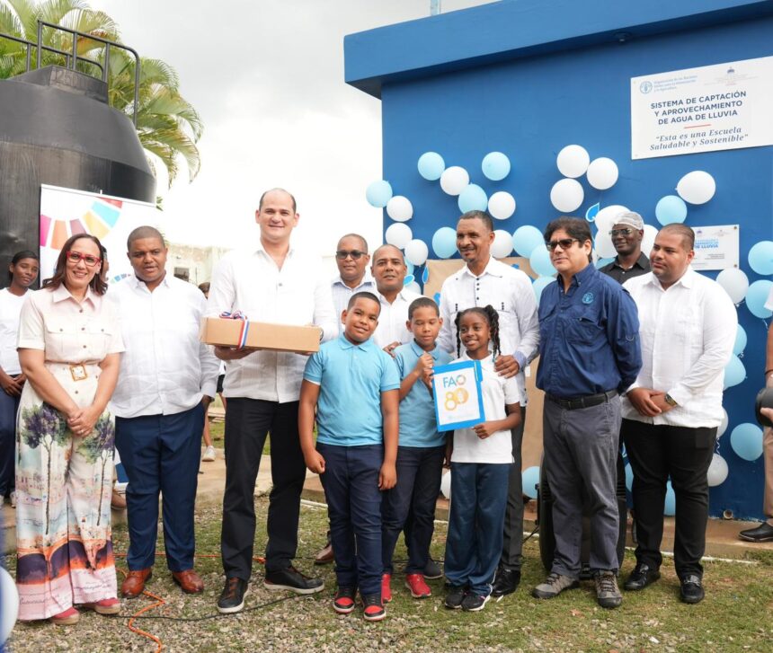 INABIE y la FAO inauguran cocinas, huertos escolares y sistemas de agua en Monte Plata para fortalecer el Programa de Alimentación Escolar Las infraestructuras benefician a 3,234 miembros de la comunidad educativa de esa provincia Monte Plata. – El Instituto Nacional de Bienestar Estudiantil (INABIE) y la Organización de las Naciones Unidas para la Alimentación y la Agricultura (FAO) inauguraron ocho cocinas escolares, ocho huertos pedagógicos y dos Sistemas de Captación y Aprovechamiento de Agua de Lluvia (SCALL) en centros educativos de Monte Plata, como parte de las acciones orientadas a fortalecer el Programa de Alimentación Escolar (PAE) y promover entornos escolares más saludables y sostenibles. Las infraestructuras fueron desarrolladas en el marco del proyecto “Entorno escolar saludable a través de estrategias innovadoras para el fortalecimiento del Programa de Alimentación Escolar (PAE)”, ejecutado por el INABIE con la asistencia técnica de la FAO. Durante la actividad, el director ejecutivo del INABIE, Adolfo Pérez, resaltó el impacto directo de estas acciones en la vida de los estudiantes y el compromiso institucional con resultados concretos. “Seguimos dando pasos firmes y decididos para mejorar la alimentación escolar en nuestro país. Esto es parte de un compromiso de trabajar con acciones concretas y resultados tangibles que benefician a nuestros estudiantes. Si un estudiante está bien alimentado, con buena salud y en un entorno adecuado, tendrá mejores oportunidades de aprendizaje y de futuro”, expresó. De su lado, el representante de la FAO en la República Dominicana, Rodrigo Castañeda, valoró estas intervenciones como un avance significativo en materia de seguridad alimentaria. “Esto es seguridad alimentaria. Tener una cocina digna, acceso al agua y producción a través de huertos escolares permite garantizar alimentos saludables para los estudiantes. Una comunidad sin agua no puede ser saludable, y por eso estas acciones representan un salto en la calidad de vida y el bienestar de las comunidades”, afirmó. Estas acciones corresponden a la segunda inauguración de este tipo de obras durante la actual gestión del INABIE, tras una primera intervención realizada en San Juan, donde se entregaron seis cocinas y seis huertos escolares. Bienestar para comunidad educativa Con las intervenciones en Monte Plata se beneficia directamente a 3,234 miembros de la comunidad educativa, entre estudiantes y docentes, quienes ahora cuentan con mejores condiciones para la preparación de los alimentos, la higiene, el acceso al agua y el fortalecimiento de los procesos educativos vinculados a la nutrición. En total, fueron inauguradas ocho cocinas escolares en igual número de centros educativos: Politécnico José de la Luz Guillén, Mata Limón, Portal de Belén, Politécnico Ciudad del Conocimiento, Josefa Roselló, Escuela Gregorio Luperón, Eugenio María de Hostos (Los Limones) y José Vásquez Jiménez (El Corozo). Las cocinas intervenidas fueron sometidas a un proceso de readecuación integral que incluyó trabajos de demolición, reconstrucción y mejoras en ventilación, iluminación, sistemas eléctricos y de plomería, así como la habilitación de áreas de cocción, fregaderos, almacenes y espacios para el manejo de frutas. Con estas mejoras, espacios que anteriormente presentaban limitaciones estructurales y operativas fueron transformados en áreas seguras, dignas y funcionales para la preparación de los alimentos escolares, garantizando mejores condiciones de higiene, inocuidad y eficiencia en la ejecución del PAE. Como parte complementaria del proyecto, fueron inaugurados dos Sistemas de Captación y Aprovechamiento de Agua de Lluvia (SCALL) en el Centro Educativo Morayma Veloz y la Escuela Eugenio María de Hostos, una solución sostenible que permite recolectar y utilizar agua pluvial para actividades como la preparación de alimentos, la higiene y la limpieza en los centros educativos. Este sistema contribuye además a mejorar la disponibilidad de agua en las escuelas, reducir costos asociados a su adquisición y fortalecer las condiciones sanitarias del entorno escolar. Asimismo, el proyecto incluyó la instalación de huertos escolares pedagógicos bajo modalidad de casa sombra, concebidos como espacios educativos que permiten a los estudiantes aprender sobre producción de alimentos, nutrición, sostenibilidad y cuidado del medio ambiente. De igual manera, se fortalecieron los Comités de Alimentación y Nutrición Escolar (CANE) en 88 centros educativos de la regional, con el objetivo de garantizar la sostenibilidad de las acciones vinculadas a la educación alimentaria y nutricional dentro de las comunidades educativas. En esta iniciativa participaron y brindaron apoyo diversas instituciones, entre ellas el Ministerio de Educación (MINERD), el Ministerio de Salud Pública, el Ministerio de Agricultura, la Cámara de Diputados, la Dirección General de Contrataciones Públicas (DGCP), el programa Supérate, el Programa de las Naciones Unidas para el Desarrollo (PNUD), el Instituto de Nutrición de Centro América y Panamá (INCAP) y el Centro de Investigación y Promoción Social (CIPROS). A la actividad asistieron el viceministro del Ministerio de la Presidencia, Luis Madera; el viceministro del Ministerio de Salud Pública y Asistencia Social, Eladio Pérez; el diputado de la provincia Monte Plata, Román de Jesús Vargas; y el director de Infraestructura del Ministerio de Educación (MINERD), Carlos Martínez. Por el INABIE, acompañaron al director ejecutivo los subdirectores Luis Jiménez, Melvin Ramírez y Luis Valdez; el director de Salud y Nutrición, Luis Lizardo; el coordinador del Programa de Apoyo Escolar, Santos Gervasio; y la encargada de Nutrición, Yomaira Tejeda. Y por la FAO, participaron Mariella Ortega, especialista en Seguridad Alimentaria y Nutrición; Wilmel Terrero, especialista en seguimiento y monitoreo; Edgar Reyes, especialista en estandarización de procesos; y Patricia Jiménez, encargada de alianzas. Asimismo, estuvieron presentes Anthony Franco, en representación del Ministerio de Industria, Comercio y MIPYMES; Buenaventura de la Cruz, director regional de Educación 17; Fermín Cleto, coordinador del Centro Educativo Mata Limón; Dante Sánchez, en representación de la Secretaría Técnica para la Soberanía y Seguridad Alimentaria y Nutricional (SETESSAN); directores distritales, representantes de la comunidad educativa y estudiantes. Con estas iniciativas, el INABIE reafirma su compromiso de continuar fortaleciendo el Programa de Alimentación Escolar, mediante mejoras en infraestructura, acceso al agua, educación nutricional y participación comunitaria, contribuyendo así al bienestar y desarrollo integral de los estudiantes del sistema educativo público dominicano.