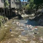 **Fuerza del Pueblo denuncia abandono estatal en sector La 800 tras lluvias** La organización política Fuerza del Pueblo denunció la falta de respuesta del Gobierno ante la situación que enfrentan familias del sector La 800, en Los Ríos, tras los daños ocasionados por las lluvias. Durante un recorrido, la dirigente Yadira Peña recogió testimonios de residentes que aseguran haber perdido sus pertenencias y vivir en condiciones precarias, sin recibir asistencia estatal. Según la denuncia, decenas de familias permanecen a la intemperie, mientras se exige una intervención urgente y soluciones estructurales, especialmente en torno al problema de la cañada que continúa representando un riesgo para la comunidad. La organización llamó a una acción inmediata por parte de las autoridades para atender la situación. Más información en alodigitalrd.com. #FuerzaDelPueblo #LosRios #LluviasRD #SantoDomingo #DenunciaSocial #AloRD #AloDigitalRD #NoticiasRD