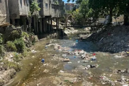**Fuerza del Pueblo denuncia abandono estatal en sector La 800 tras lluvias** La organización política Fuerza del Pueblo denunció la falta de respuesta del Gobierno ante la situación que enfrentan familias del sector La 800, en Los Ríos, tras los daños ocasionados por las lluvias. Durante un recorrido, la dirigente Yadira Peña recogió testimonios de residentes que aseguran haber perdido sus pertenencias y vivir en condiciones precarias, sin recibir asistencia estatal. Según la denuncia, decenas de familias permanecen a la intemperie, mientras se exige una intervención urgente y soluciones estructurales, especialmente en torno al problema de la cañada que continúa representando un riesgo para la comunidad. La organización llamó a una acción inmediata por parte de las autoridades para atender la situación. Más información en alodigitalrd.com. #FuerzaDelPueblo #LosRios #LluviasRD #SantoDomingo #DenunciaSocial #AloRD #AloDigitalRD #NoticiasRD