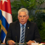 Díaz-Canel afirma que no hay justificación para una agresión militar de EE.UU. contra Cuba El presidente de Cuba, Miguel Díaz-Canel, aseguró en una entrevista concedida al medio estadounidense Newsweek que Estados Unidos no tiene “excusa” ni “pretexto” para recurrir a una agresión militar contra la isla, afirmando que su país no representa ninguna amenaza. Indicó que la postura del gobierno estadounidense, encabezado por Donald Trump, contrasta con los planteamientos de Cuba, que ha apostado por soluciones diplomáticas para evitar una confrontación. En ese sentido, reiteró que el diálogo es posible, aunque reconoció que las relaciones bilaterales están marcadas por la desconfianza. Díaz-Canel subrayó que Cuba continuará promoviendo la paz, aunque advirtió que respondería en caso de una agresión, basándose en la doctrina de “Guerra de todo el pueblo”, diseñada para hacer costosa una posible invasión. También mencionó que la cooperación entre ambos países se mantiene en áreas como migración, seguridad y lucha contra el narcotráfico, pero señaló que la desconfianza se ha incrementado tras acciones recientes de Estados Unidos en otros países. Asimismo, afirmó que no le preocupa su seguridad personal y destacó que el liderazgo en Cuba funciona de manera colectiva, por lo que un cambio en la presidencia no alteraría significativamente el rumbo del país. Más información en alodigitalrd.com #Cuba #EstadosUnidos #MiguelDiazCanel #Geopolitica #RelacionesInternacionales #AloRD #AloDigitalRD #NoticiasRD