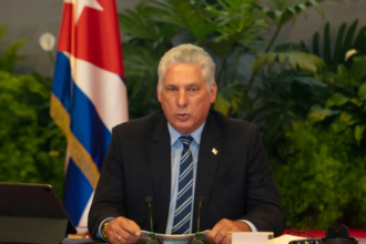 Díaz-Canel afirma que no hay justificación para una agresión militar de EE.UU. contra Cuba El presidente de Cuba, Miguel Díaz-Canel, aseguró en una entrevista concedida al medio estadounidense Newsweek que Estados Unidos no tiene “excusa” ni “pretexto” para recurrir a una agresión militar contra la isla, afirmando que su país no representa ninguna amenaza. Indicó que la postura del gobierno estadounidense, encabezado por Donald Trump, contrasta con los planteamientos de Cuba, que ha apostado por soluciones diplomáticas para evitar una confrontación. En ese sentido, reiteró que el diálogo es posible, aunque reconoció que las relaciones bilaterales están marcadas por la desconfianza. Díaz-Canel subrayó que Cuba continuará promoviendo la paz, aunque advirtió que respondería en caso de una agresión, basándose en la doctrina de “Guerra de todo el pueblo”, diseñada para hacer costosa una posible invasión. También mencionó que la cooperación entre ambos países se mantiene en áreas como migración, seguridad y lucha contra el narcotráfico, pero señaló que la desconfianza se ha incrementado tras acciones recientes de Estados Unidos en otros países. Asimismo, afirmó que no le preocupa su seguridad personal y destacó que el liderazgo en Cuba funciona de manera colectiva, por lo que un cambio en la presidencia no alteraría significativamente el rumbo del país. Más información en alodigitalrd.com #Cuba #EstadosUnidos #MiguelDiazCanel #Geopolitica #RelacionesInternacionales #AloRD #AloDigitalRD #NoticiasRD