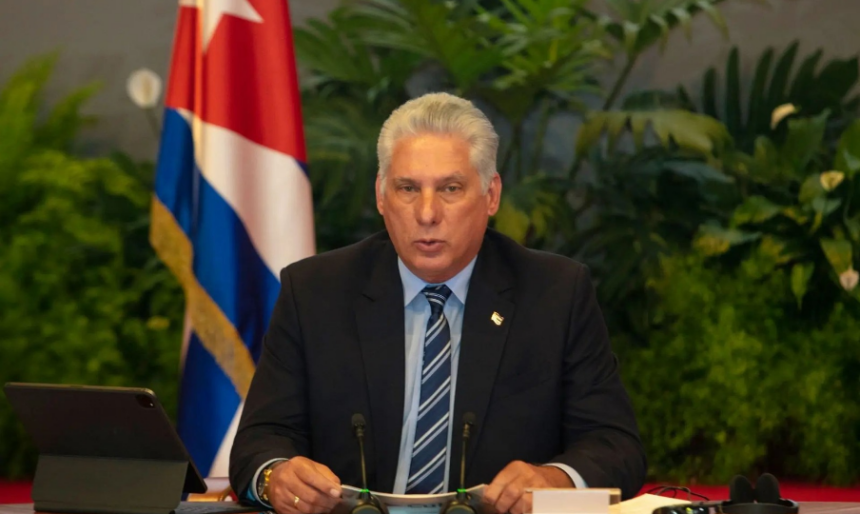 Díaz-Canel afirma que no hay justificación para una agresión militar de EE.UU. contra Cuba El presidente de Cuba, Miguel Díaz-Canel, aseguró en una entrevista concedida al medio estadounidense Newsweek que Estados Unidos no tiene “excusa” ni “pretexto” para recurrir a una agresión militar contra la isla, afirmando que su país no representa ninguna amenaza. Indicó que la postura del gobierno estadounidense, encabezado por Donald Trump, contrasta con los planteamientos de Cuba, que ha apostado por soluciones diplomáticas para evitar una confrontación. En ese sentido, reiteró que el diálogo es posible, aunque reconoció que las relaciones bilaterales están marcadas por la desconfianza. Díaz-Canel subrayó que Cuba continuará promoviendo la paz, aunque advirtió que respondería en caso de una agresión, basándose en la doctrina de “Guerra de todo el pueblo”, diseñada para hacer costosa una posible invasión. También mencionó que la cooperación entre ambos países se mantiene en áreas como migración, seguridad y lucha contra el narcotráfico, pero señaló que la desconfianza se ha incrementado tras acciones recientes de Estados Unidos en otros países. Asimismo, afirmó que no le preocupa su seguridad personal y destacó que el liderazgo en Cuba funciona de manera colectiva, por lo que un cambio en la presidencia no alteraría significativamente el rumbo del país. Más información en alodigitalrd.com #Cuba #EstadosUnidos #MiguelDiazCanel #Geopolitica #RelacionesInternacionales #AloRD #AloDigitalRD #NoticiasRD