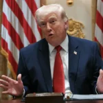 Trump amenaza con retirar a EE.UU. de la OTAN en medio de tensión por guerra en Irán El presidente de Estados Unidos, Donald Trump, aumentó la presión sobre sus aliados al advertir que podría retirar a su país de la OTAN debido a la falta de apoyo en el conflicto con Irán, especialmente en relación con el bloqueo del estrecho de Ormuz, por donde transita aproximadamente el 20 % del petróleo mundial. La guerra, iniciada el 28 de febrero junto a Israel, ha generado consecuencias económicas significativas, lo que ha llevado al mandatario a expresar frustración en entrevistas con medios internacionales y a cuestionar el compromiso de sus aliados, señalando que Estados Unidos ha respaldado históricamente a otros países sin recibir el mismo apoyo. En paralelo, el líder estadounidense ha dado señales de una posible desescalada del conflicto, indicando que su país podría retirarse de Irán en un plazo de dos a tres semanas si se cumplen ciertos objetivos, como frenar el desarrollo nuclear iraní. También mencionó la posibilidad de un alto el fuego si Irán desbloquea el estrecho de Ormuz, en medio de negociaciones con figuras del régimen iraní. Sin embargo, sus declaraciones han sido contradictorias, ya que, mientras habla de diálogo, ha ordenado el despliegue de tropas adicionales en Oriente Medio y mantiene abierta la opción de intensificar la intervención militar. Más información en alodigitalrd.com #Internacionales #Geopolítica #EstadosUnidos #OTAN #Irán #AloRD #AloDigitalRD #NoticiasRD