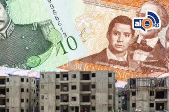 **Economía dominicana crece 5.1% en marzo impulsada por construcción y turismo** La economía de República Dominicana registró un crecimiento interanual de 5.1% en marzo de 2026, según el Banco Central, marcando el ritmo más alto de expansión en los últimos once meses. Este desempeño elevó el crecimiento acumulado del primer trimestre (enero-marzo) a 4.1%, impulsado principalmente por sectores clave como construcción (8.0%), manufactura de zonas francas (7.8%), intermediación financiera (7.0%) y servicios (5.9%), destacándose hoteles, bares y restaurantes con un aumento de 8.0%. El dinamismo económico también estuvo respaldado por el aumento del turismo, superando los 900,000 visitantes en marzo y acumulando más de 2.6 millones en el trimestre, así como por la expansión del crédito al sector privado en un 7.9%. Otros sectores como agropecuaria (2.4%), manufactura local (3.9%) y minería (4.3%) también mostraron crecimiento. El Banco Central indicó que mantendrá monitoreo constante ante la incertidumbre global, asegurando estabilidad macroeconómica mediante políticas monetarias orientadas al control de la inflación y el acceso al crédito. Más información en alodigitalrd.com. #EconomíaRD #BancoCentralRD #CrecimientoEconómico #TurismoRD #ConstrucciónRD #AloRD #AloDigitalRD #NoticiasRD