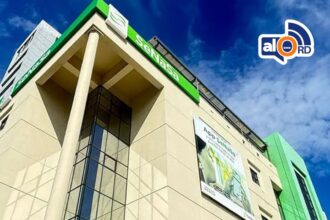 SeNaSa amplía cobertura e incluye cirugías reconstructivas en Plan Básico El Seguro Nacional de Salud (SeNaSa) y la Sociedad Dominicana de Cirugía Plástica, Reconstructiva y Estética (Sodocipre) firmaron un convenio que permitirá incorporar procedimientos quirúrgicos reconstructivos en el Plan Básico de Salud del Régimen Contributivo. Entre las intervenciones incluidas están la mamoplastia de reducción por gigantomastia e hipertrofia mamaria severa en mujeres y la cirugía de ginecomastia en hombres, reconocidas ahora como necesarias para la salud integral de los pacientes, considerando su impacto físico, funcional y psicológico. Esta medida beneficiará a miles de afiliados al Sistema Dominicano de Seguridad Social, reforzando una atención más inclusiva y humana. El director ejecutivo de SeNaSa, doctor Edward Guzmán, resaltó que las cirugías deberán ser realizadas por especialistas acreditados, garantizando seguridad y eficiencia en el uso de los recursos del sistema. Por su parte, el presidente de Sodocipre, doctor Aniceto Rodríguez, enfatizó que solo se intervendrán pacientes que cumplan los criterios médicos y normativos, evitando riesgos adicionales y asegurando la calidad de las intervenciones mediante supervisión constante. Esta colaboración refuerza la sostenibilidad del programa y promueve un estándar elevado en la atención quirúrgica reconstructiva. Más información en alodigitalrd.com #SaludRD #CirugíasReconstructivas #SeNaSa #Sodocipre #AtenciónIntegral #AloRD #AloDigitalRD #NoticiasRD