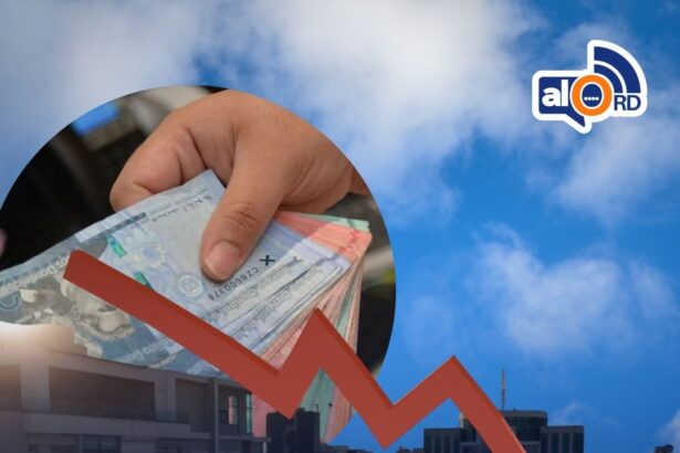 BM proyecta menor crecimiento para RD en 2026 y destaca necesidad de subsidios El Banco Mundial (BM) ajustó a la baja su proyección de crecimiento para República Dominicana en 2026, estimando un 3.6 % frente al 4.5 % previsto a inicios de año, debido al impacto de la crisis energética derivada de la guerra del Golfo Pérsico. William Maloney, economista en jefe para América Latina y el Caribe del BM, indicó que los efectos inmediatos, como los altos precios del crudo, afectarán más a los países que intenten subsidiar combustibles, manteniendo altas las tasas de inflación e interés. La institución recomendó impulsar la confianza empresarial, fomentar la inversión privada y aumentar la productividad para enfrentar estos desafíos. Para la región, el BM señaló que América Latina y el Caribe enfrentan un crecimiento limitado, proyectando solo un 2.1 % para 2026, con inversiones débiles y elevada deuda pública que restringe el gasto en infraestructura y programas sociales. Asimismo, destacó la importancia de políticas industriales y de productividad que fortalezcan habilidades, apertura económica e instituciones sólidas, aprovechando los recursos estratégicos de la región como litio y cobre, y promoviendo una matriz energética limpia que diversifique la economía. Más información en alodigitalrd.com #AloRD #AloDigitalRD #NoticiasRD #EconomíaRD #BancoMundial #CrecimientoEconómico #SubsidiosCombustibles #ALC #Inflación