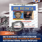 **Siete enfrentan coerción por asesinato de chofer en Santiago; autor material sigue prófugo** Siete hombres serán presentados ante la justicia este 27 de abril por su presunta participación en el asesinato del chofer Deivy Carlos Abreu Quezada, ocurrido el 17 de abril en Santiago. El proceso se desarrolla mientras Jhovanny de Jesús Metz Cruz, señalado como autor material del hecho, permanece prófugo tras 10 días evadiendo a las autoridades, siendo considerado pieza clave dentro del caso. Según el Ministerio Público, el hecho inició con un intento de detener el camión colocando una motocicleta frente al vehículo, lo que desencadenó una persecución que culminó en el Palacio de Justicia de Santiago, donde la víctima recibió una herida mortal. La acusación incluye cargos por asociación de malhechores y asesinato contra los siete imputados, mientras la defensa alega que no todos tuvieron participación directa en el crimen. Más información en alodigitalrd.com. #AloRD #AloDigitalRD #NoticiasRD #Santiago #Justicia #Crimen #MinisterioPúblico #RD #Sucesos