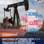 El Gobierno dominicano y el sector energético mantienen una postura de optimismo ante el incremento de los precios del petróleo tras más de un mes de la guerra en Irán, aunque se han activado medidas preventivas para mitigar posibles impactos económicos. Entre las acciones se incluyen recomendaciones de ahorro energético en el sector público, subsidios a fertilizantes, acuerdos con sectores productivos y ajustes graduales a los combustibles, mientras el Banco Central advierte que la inflación podría verse afectada si continúa la tendencia alcista. Las autoridades destacan que la diversificación de la matriz energética ha permitido mayor capacidad de respuesta ante crisis externas, reduciendo la dependencia del petróleo a cerca del 10% y aumentando el uso de gas natural, carbón y energías renovables. Aunque actualmente no se han registrado cambios en la tarifa eléctrica, el Gobierno mantiene monitoreo constante, junto con subsidios al sector eléctrico que superan los cientos de millones de dólares, y continúa evaluando medidas según la evolución del mercado internacional.