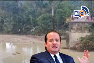 **Gobierno promete solución definitiva tras colapso de puente sobre el río Camú en Puerto Plata** El ministro de la Presidencia, José Ignacio Paliza, recorrió las zonas afectadas por las lluvias en Puerto Plata, incluyendo el área donde colapsó el puente sobre el río Camú en la carretera turística que conecta con Santiago. Indicó que el Gobierno trabaja en medidas inmediatas de asistencia y en soluciones a mediano y largo plazo, mientras el Ministerio de Obras Públicas realiza evaluaciones para la reconstrucción de la infraestructura. El colapso del puente ha interrumpido la comunicación con Yásica Arriba y el tránsito hacia Santiago por Pedro García y Gurabo. Las autoridades también han desplegado ayudas como cocinas móviles, distribución de alimentos y enseres, además de operativos en comunidades afectadas como Imbert, Villa Montellano y El Cupey, donde las lluvias han provocado otros daños, incluyendo la caída de otro puente. Más información en alodigitalrd.com. #PuertoPlata #LluviasRD #PuenteCamu #GobiernoRD #ObrasPublicas #AloRD #AloDigitalRD #NoticiasRD
