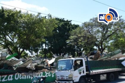 Teleofertas queda en escombros tras desalojo ejecutado con amplio operativo policial en la avenida Máximo Gómez El complejo comercial Teleofertas, ubicado en la intersección de la avenida Máximo Gómez con 27 de Febrero en Santo Domingo, quedó prácticamente destruido tras un desalojo ejecutado por autoridades con un amplio despliegue policial. La operación incluyó unidades tácticas, personal de inteligencia y agentes de la Policía Nacional, en cumplimiento de una sentencia de la Suprema Corte de Justicia. Tras el operativo, los locales del centro comercial amanecieron en ruinas, con estructuras colapsadas y escombros visibles en toda la zona. Empleados y propietarios permanecieron en el lugar sin ofrecer declaraciones, mientras curiosos y transeúntes observaban los daños. En el perímetro aún se mantiene presencia policial y de la DIGESETT, mientras se espera mayor información oficial sobre el caso. Más información en alodigitalrd.com. #Desalojo #Teleofertas #SantoDomingo #JusticiaRD #PolicíaRD #AloRD #AloDigitalRD #NoticiasRD