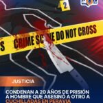 Condenan a 20 años de prisión a hombre que asesinó a otro a cuchilladas en Peravia Ángel Luis Matos Soto fue sentenciado a 20 años de prisión tras ser hallado culpable de asesinar a Juan José López Saldaña el 1 de enero de 2022, en el sector La Colinas, Peravia. Según el informe policial, Matos Soto irrumpió en la casa de su expareja y atacó a la víctima con un arma blanca, causándole la muerte de manera inmediata. El Ministerio Público presentó pruebas que demostraron la culpabilidad del imputado. El tribunal que dictó la sentencia estuvo compuesto por los jueces Mary Díaz Castillo, Miguel Pérez Méndez e Iraida Hiraldo, quienes ordenaron el cumplimiento de la pena en el Centro de Privación de Libertad de Baní. Matos Soto fue condenado por violar el artículo 295 del Código Penal Dominicano y los artículos 83 y 84 de la Ley 631-16 sobre control de armas. Más información en alodigitalrd.com. #asesinato #armaBlanca #Peravia #JusticiaRD #Condena20Años #AloRD #AloDigitalRD #NoticiasRD