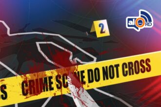 Condenan a 20 años de prisión a hombre que asesinó a otro a cuchilladas en Peravia Ángel Luis Matos Soto fue sentenciado a 20 años de prisión tras ser hallado culpable de asesinar a Juan José López Saldaña el 1 de enero de 2022, en el sector La Colinas, Peravia. Según el informe policial, Matos Soto irrumpió en la casa de su expareja y atacó a la víctima con un arma blanca, causándole la muerte de manera inmediata. El Ministerio Público presentó pruebas que demostraron la culpabilidad del imputado. El tribunal que dictó la sentencia estuvo compuesto por los jueces Mary Díaz Castillo, Miguel Pérez Méndez e Iraida Hiraldo, quienes ordenaron el cumplimiento de la pena en el Centro de Privación de Libertad de Baní. Matos Soto fue condenado por violar el artículo 295 del Código Penal Dominicano y los artículos 83 y 84 de la Ley 631-16 sobre control de armas. Más información en alodigitalrd.com. #asesinato #armaBlanca #Peravia #JusticiaRD #Condena20Años #AloRD #AloDigitalRD #NoticiasRD