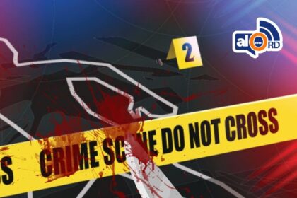 Condenan a 20 años de prisión a hombre que asesinó a otro a cuchilladas en Peravia Ángel Luis Matos Soto fue sentenciado a 20 años de prisión tras ser hallado culpable de asesinar a Juan José López Saldaña el 1 de enero de 2022, en el sector La Colinas, Peravia. Según el informe policial, Matos Soto irrumpió en la casa de su expareja y atacó a la víctima con un arma blanca, causándole la muerte de manera inmediata. El Ministerio Público presentó pruebas que demostraron la culpabilidad del imputado. El tribunal que dictó la sentencia estuvo compuesto por los jueces Mary Díaz Castillo, Miguel Pérez Méndez e Iraida Hiraldo, quienes ordenaron el cumplimiento de la pena en el Centro de Privación de Libertad de Baní. Matos Soto fue condenado por violar el artículo 295 del Código Penal Dominicano y los artículos 83 y 84 de la Ley 631-16 sobre control de armas. Más información en alodigitalrd.com. #asesinato #armaBlanca #Peravia #JusticiaRD #Condena20Años #AloRD #AloDigitalRD #NoticiasRD