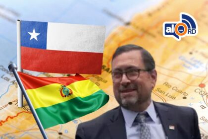 **Chile y Bolivia retoman diálogo para normalizar relaciones tras años de tensión** Los gobiernos de Bolivia y Chile reiniciaron conversaciones diplomáticas con una agenda centrada en comercio, seguridad fronteriza y cooperación contra el crimen organizado. El canciller boliviano Fernando Aramayo recibió a su homólogo chileno Francisco Pérez Mackenna en un encuentro considerado histórico, que también incluye temas como libre tránsito, conectividad logística y asuntos consulares, en busca de restablecer relaciones bilaterales. Las conversaciones se producen tras décadas de tensiones derivadas de la pérdida del acceso al mar por parte de Bolivia en la guerra de 1879-1883 y posteriores disputas ante la Corte Internacional de Justicia. Aunque el nuevo acercamiento representa un avance diplomático, Bolivia mantiene su reclamo histórico de salida al océano Pacífico, mientras ambas naciones intentan abrir una nueva etapa de cooperación y entendimiento. Más información en alodigitalrd.com. #Internacionales #Diplomacia #Chile #Bolivia #RelacionesExteriores #AloRD #AloDigitalRD #NoticiasRD