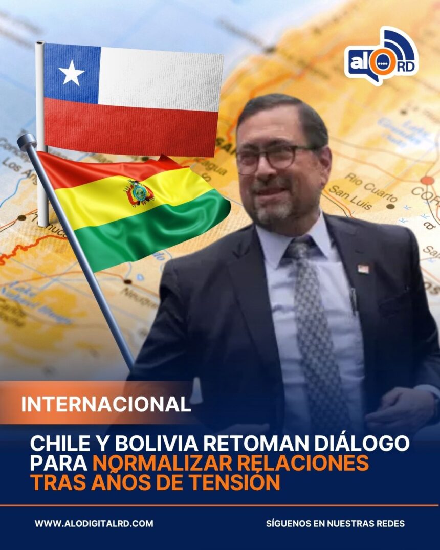 **Chile y Bolivia retoman diálogo para normalizar relaciones tras años de tensión** Los gobiernos de Bolivia y Chile reiniciaron conversaciones diplomáticas con una agenda centrada en comercio, seguridad fronteriza y cooperación contra el crimen organizado. El canciller boliviano Fernando Aramayo recibió a su homólogo chileno Francisco Pérez Mackenna en un encuentro considerado histórico, que también incluye temas como libre tránsito, conectividad logística y asuntos consulares, en busca de restablecer relaciones bilaterales. Las conversaciones se producen tras décadas de tensiones derivadas de la pérdida del acceso al mar por parte de Bolivia en la guerra de 1879-1883 y posteriores disputas ante la Corte Internacional de Justicia. Aunque el nuevo acercamiento representa un avance diplomático, Bolivia mantiene su reclamo histórico de salida al océano Pacífico, mientras ambas naciones intentan abrir una nueva etapa de cooperación y entendimiento. Más información en alodigitalrd.com. #Internacionales #Diplomacia #Chile #Bolivia #RelacionesExteriores #AloRD #AloDigitalRD #NoticiasRD