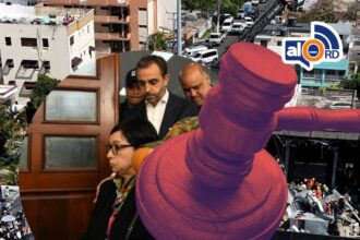 Juez ordena nuevo peritaje técnico en caso Jet Set El juez del Primer Juzgado de la Instrucción del Distrito Nacional ordenó la realización de un nuevo peritaje técnico en el caso de la discoteca Jet Set, tragedia que dejó 236 fallecidos y más de 80 heridos. La decisión fue adoptada mediante el auto núm. 057-2026 por el magistrado Raymundo Mejía, tras acoger parcialmente una solicitud presentada por la defensa de Antonio y Maribel Espaillat, quienes enfrentan un juicio preliminar. Los abogados argumentaron que hubo falta de respuesta oportuna por parte del Ministerio Público durante la etapa preparatoria, lo que motivó al tribunal a garantizar el derecho a la defensa y la igualdad procesal. El peritaje incluirá análisis del concreto, estudios de carbonatación, petrografía, pruebas químicas y de corrosión del acero, así como investigaciones geotécnicas para detectar posibles fallas en las fundaciones. Para estos trabajos fueron designados varios ingenieros especializados, con un plazo de 30 días hábiles para entregar resultados. Además, se ordenó la extracción completa de datos de un celular vinculado al caso bajo supervisión técnica. El tribunal declaró inadmisible la solicitud de extracción de videos de cámaras de seguridad, debido a que ya existe un informe técnico previo. Los costos del peritaje serán asumidos por la parte solicitante, conforme al Código Procesal Penal. Más información en alodigitalrd.com #JetSet #JusticiaRD #TribunalesRD #NoticiasRD #CasoJetSet #AloRD #AloDigitalRD #NoticiasRD