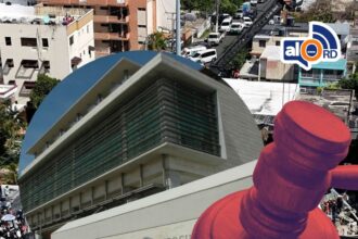 **Ministerio Público continuará proceso del caso Jet Set hasta lograr condena contra hermanos Espaillat** El Ministerio Público aseguró que mantendrá la persecución penal en el caso Jet Set hasta lograr una condena contra los hermanos Antonio y Maribel Espaillat, imputados por la muerte de 236 personas tras el colapso de la discoteca ocurrido el 8 de abril de 2025. El fiscal Miguel Collado indicó que el órgano continuará el proceso independientemente de que algunas víctimas hayan retirado sus querellas, destacando que la acusación presentada ha sido respaldada por la mayoría de los abogados involucrados. Durante la audiencia preliminar, se informó que varios familiares de víctimas y un sobreviviente desistieron de sus acciones legales. Entre ellos figuran allegados de personas fallecidas y afectados directos del hecho. A pesar de estos retiros, el Ministerio Público reiteró que seguirá adelante con el caso hasta que se emita una sentencia firme, incluso cuando esta adquiera carácter definitivo. Más información en alodigitalrd.com. #CasoJetSet #MinisterioPúblico #JusticiaRD #Espaillat #Tribunales #AloRD #AloDigitalRD #NoticiasRD