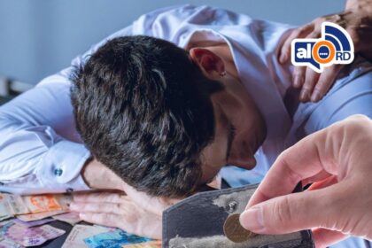 Deuda por habitante en RD supera los 7,350 dólares La deuda pública consolidada de la República Dominicana alcanzó los 80,670.2 millones de dólares a febrero de 2026, sumando la deuda del sector público no financiero y la del Banco Central. Esto representa un incremento del 5 % en comparación con diciembre de 2025 y sitúa la deuda por habitante en aproximadamente 7,356.9 dólares, lo que evidencia un crecimiento sostenido frente a los 1,541.4 dólares registrados en 2007. La tendencia de los últimos 20 años muestra que el endeudamiento ha crecido a un ritmo de 9.7 % anual, superior al crecimiento promedio del PIB de 6.8 %, reflejando que la economía ha financiado parte de su expansión mediante deuda más que por mejoras en productividad. El aumento del endeudamiento per cápita implica que cada ciudadano carga con una porción significativamente mayor de deuda que hace dos décadas, y esta brecha con la capacidad productiva del país sigue ampliándose. Esta situación resalta la presión sobre la economía nacional y plantea retos importantes para la sostenibilidad financiera del Estado dominicano, sobre todo considerando que el 73.9 % de la deuda corresponde a acreedores extranjeros y el 26.1 % a deuda interna. Más información en alodigitalrd.com #DeudaPublica #EconomiaRD #Endeudamiento #PIB #FinanzasRD #AloRD #AloDigitalRD #NoticiasRD