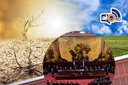 Diputados listos para aprobar préstamo de US$200 millones en resiliencia climática La Cámara de Diputados de la República Dominicana tiene preparado un préstamo de 200 millones de dólares, otorgado por la Corporación Andina de Fomento, destinado a fortalecer la resiliencia del país frente al cambio climático. Este financiamiento busca mejorar la capacidad del Estado para prevenir, gestionar y adaptarse a fenómenos climáticos extremos, como las recientes lluvias e inundaciones que afectaron el Gran Santo Domingo y provincias cercanas. El préstamo ya cuenta con un informe favorable de la Comisión de Hacienda y está a la espera de su debate y aprobación en la próxima sesión legislativa. El programa financiado por el préstamo se estructura en tres componentes principales: el desarrollo territorial resiliente, incluyendo ordenamiento territorial y evaluación ambiental de proyectos; el fortalecimiento de la gestión y acceso a datos hidrometeorológicos para anticipar eventos climáticos; y la gestión del riesgo de desastres, que abarca normativas y procesos de consulta para mejorar la respuesta institucional ante emergencias naturales. Aunque el préstamo no se orienta a atender situaciones inmediatas, sí busca transformar las condiciones estructurales del país frente a fenómenos naturales. Más información en alodigitalrd.com #ResilienciaClimatica #PréstamoInternacional #CambioClimático #GestionDeDesastres #PoliticaRD #AloRD #AloDigitalRD #NoticiasRD