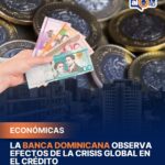 **Banca dominicana evalúa impacto de crisis global en el crédito** El sistema bancario de República Dominicana mantiene una posición de cautela ante el contexto internacional marcado por inflación y volatilidad en el precio del petróleo. Aunque presenta altos niveles de capitalización, solvencia superior al 16% y una cartera vencida cercana al 1.3%, las autoridades financieras evalúan el impacto de factores externos que podrían afectar la capacidad de pago de hogares y empresas. El alza del petróleo, con precios por encima de los niveles previstos en el presupuesto, representa una de las principales preocupaciones por su posible efecto inflacionario. A pesar de la incertidumbre, la banca conserva niveles sólidos de cobertura, con provisiones que alcanzan aproximadamente 2.5 veces la cartera vencida, y mantiene estabilidad en indicadores clave, especialmente en el crédito hipotecario. Sin embargo, el crédito de consumo muestra mayor sensibilidad a cambios económicos. Expertos señalan que el comportamiento futuro dependerá de la duración de la crisis global, mientras el sistema continúa monitoreando riesgos sin aplicar medidas extraordinarias, apoyado en una supervisión más estricta y en la fortaleza acumulada tras reformas regulatorias. Más información en alodigitalrd.com. #BancaRD #EconomíaRD #FinanzasRD #SistemaFinanciero #CrisisGlobal #AloRD #AloDigitalRD #NoticiasRD