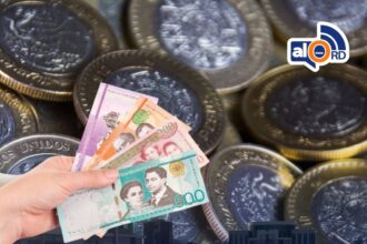 **Banca dominicana evalúa impacto de crisis global en el crédito** El sistema bancario de República Dominicana mantiene una posición de cautela ante el contexto internacional marcado por inflación y volatilidad en el precio del petróleo. Aunque presenta altos niveles de capitalización, solvencia superior al 16% y una cartera vencida cercana al 1.3%, las autoridades financieras evalúan el impacto de factores externos que podrían afectar la capacidad de pago de hogares y empresas. El alza del petróleo, con precios por encima de los niveles previstos en el presupuesto, representa una de las principales preocupaciones por su posible efecto inflacionario. A pesar de la incertidumbre, la banca conserva niveles sólidos de cobertura, con provisiones que alcanzan aproximadamente 2.5 veces la cartera vencida, y mantiene estabilidad en indicadores clave, especialmente en el crédito hipotecario. Sin embargo, el crédito de consumo muestra mayor sensibilidad a cambios económicos. Expertos señalan que el comportamiento futuro dependerá de la duración de la crisis global, mientras el sistema continúa monitoreando riesgos sin aplicar medidas extraordinarias, apoyado en una supervisión más estricta y en la fortaleza acumulada tras reformas regulatorias. Más información en alodigitalrd.com. #BancaRD #EconomíaRD #FinanzasRD #SistemaFinanciero #CrisisGlobal #AloRD #AloDigitalRD #NoticiasRD